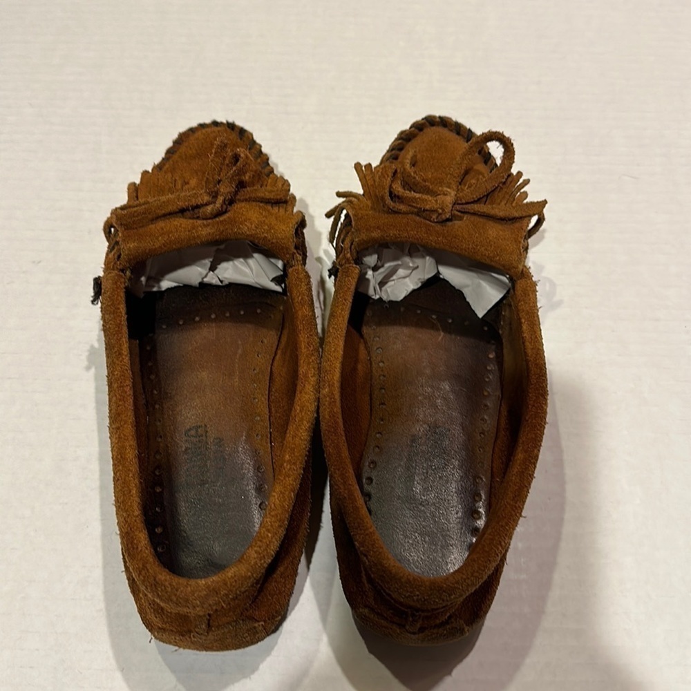 Minnetonka soft suede brown slippers with bow and fringe in front